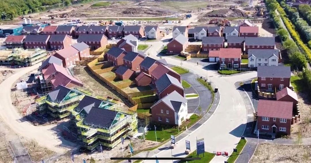 SpaceHomes_'s tweet photo. 🤩 📸 We love when our buyers send us awesome content! Check out this before and after drone shot, shared with us by one of our buyers at Hodgsons Gate, Sherburn In Elmet. https://t.co/77z115OXKv