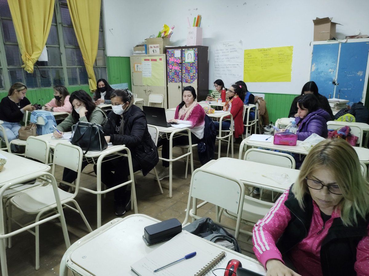 ciielanus's tweet photo. Primer encuentro del taller "Educación y medios: diario digital en la escuela" en EP nro 10 de Lanús @BAeducacion https://t.co/PFar1WGV1m