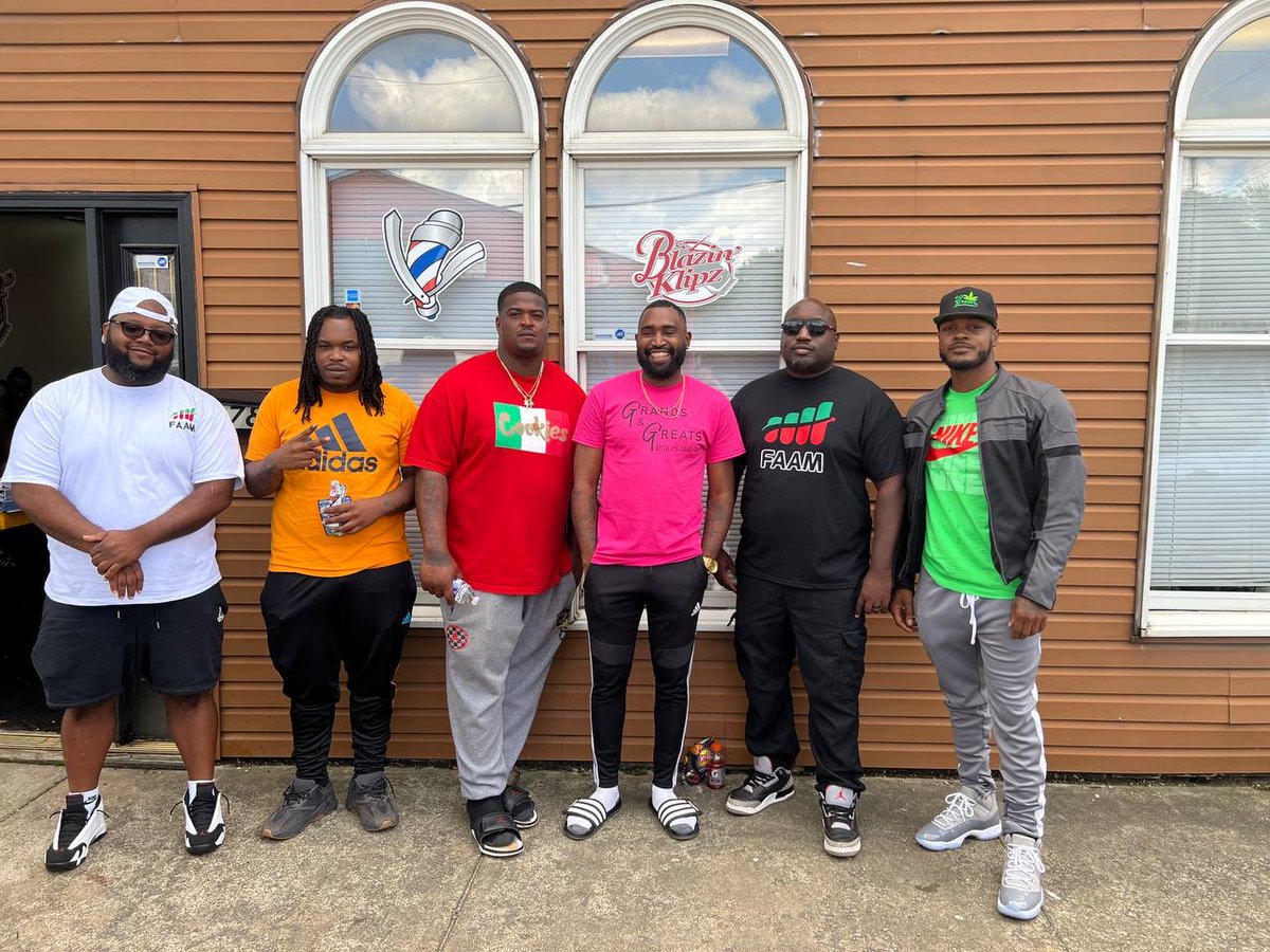 FAAMCoin's tweet image. Major s/o to Blazin Klipz for #JoiningTheFAAMily ! The back to school bash was a major success! 

Free haircuts
Free braiding
Free book bags and school supplies 
Free Food

Cooperative economics at work, a community United. 

#FAAMCoin #JoinTheFAAMily #Tokenomics