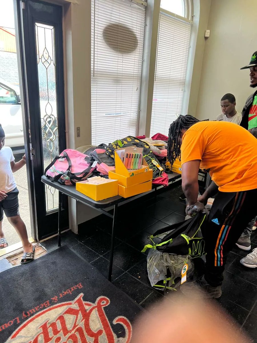 FAAMCoin's tweet image. Major s/o to Blazin Klipz for #JoiningTheFAAMily ! The back to school bash was a major success! 

Free haircuts
Free braiding
Free book bags and school supplies 
Free Food

Cooperative economics at work, a community United. 

#FAAMCoin #JoinTheFAAMily #Tokenomics