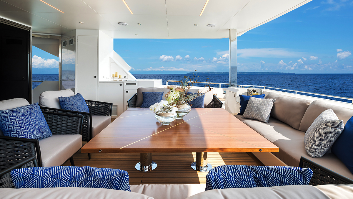 HorizonYachtUSA's tweet photo. In our humble opinion, #WorkFromHomeWednesdays are most productive on the aft deck of a 𝗛𝗼𝗿𝗶𝘇𝗼𝗻 #FD90. #DefineYourHorizon https://t.co/Dd79D7kOHl