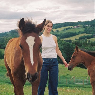 anna_ofthenorth's tweet photo. #NewProfilePic hehehe <3 new song out friday https://t.co/R5c3qrR3GS