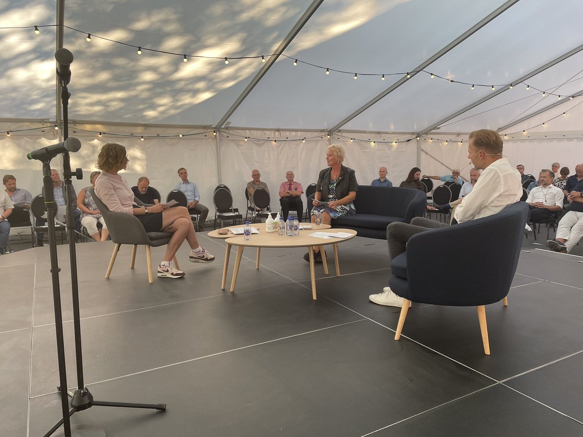 Region Sjælland (@regionsjaelland) on Twitter photo Jeg kan godt tænke mig, at vi, regionerne, får et større ansvar på uddannelsesområdet, siger <a href="/HeinoKnudsen/">Heino Knudsen</a> i debat med <a href="/LRisgaard/">Lizette Risgaard</a> til #politiskhavefest om, hvordan vi får flere af de unge i Region Sjælland til at uddanne sig #uddpol Jeg kan godt tænke mig, at vi, regionerne, får et større ansvar på uddannelsesområdet, siger <a href="/HeinoKnudsen/">Heino Knudsen</a> i debat med <a href="/LRisgaard/">Lizette Risgaard</a> til #politiskhavefest om, hvordan vi får flere af de unge i Region Sjælland til at uddanne sig #uddpol