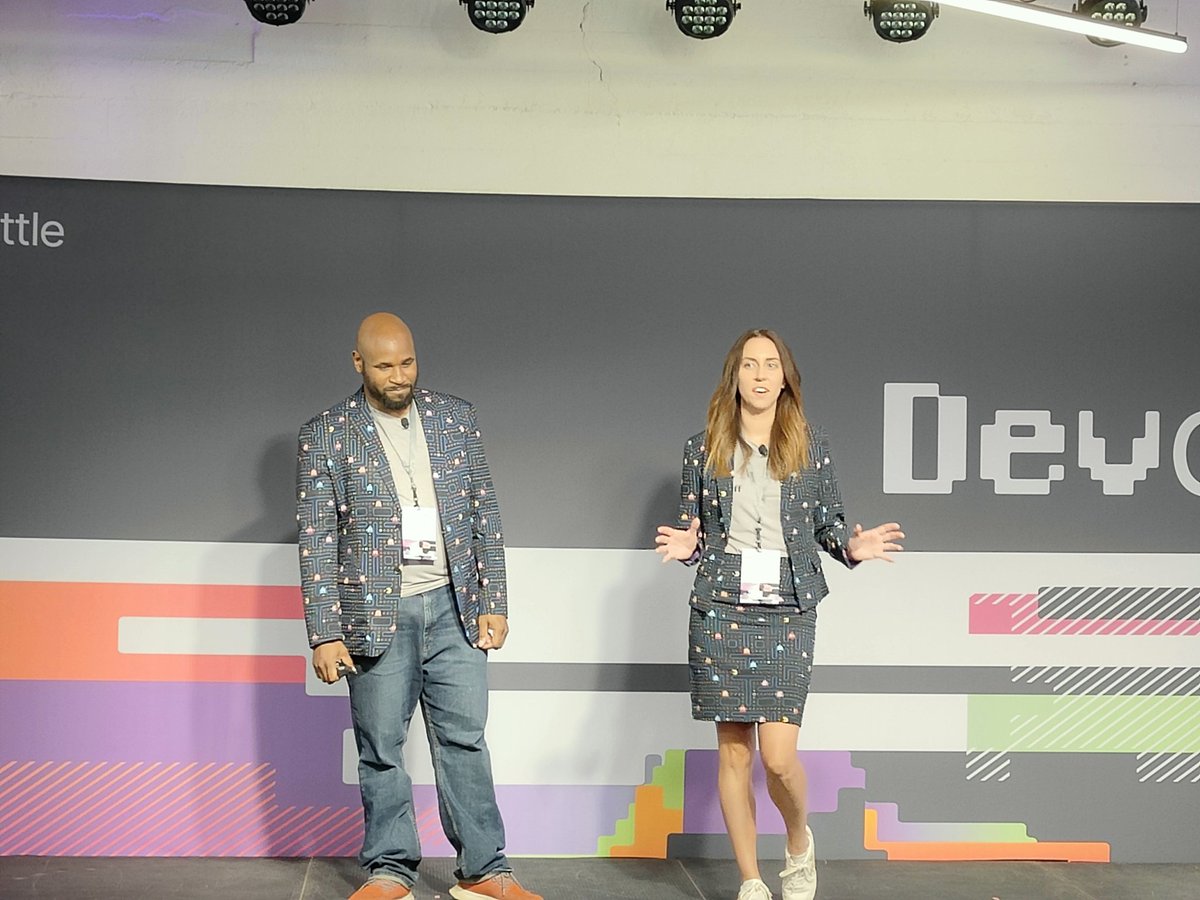 augvcor's tweet photo. @AnaCidre_ & @coreylweathers getting the #DevDaysSeattle rolling. https://t.co/INtvWVwFO2