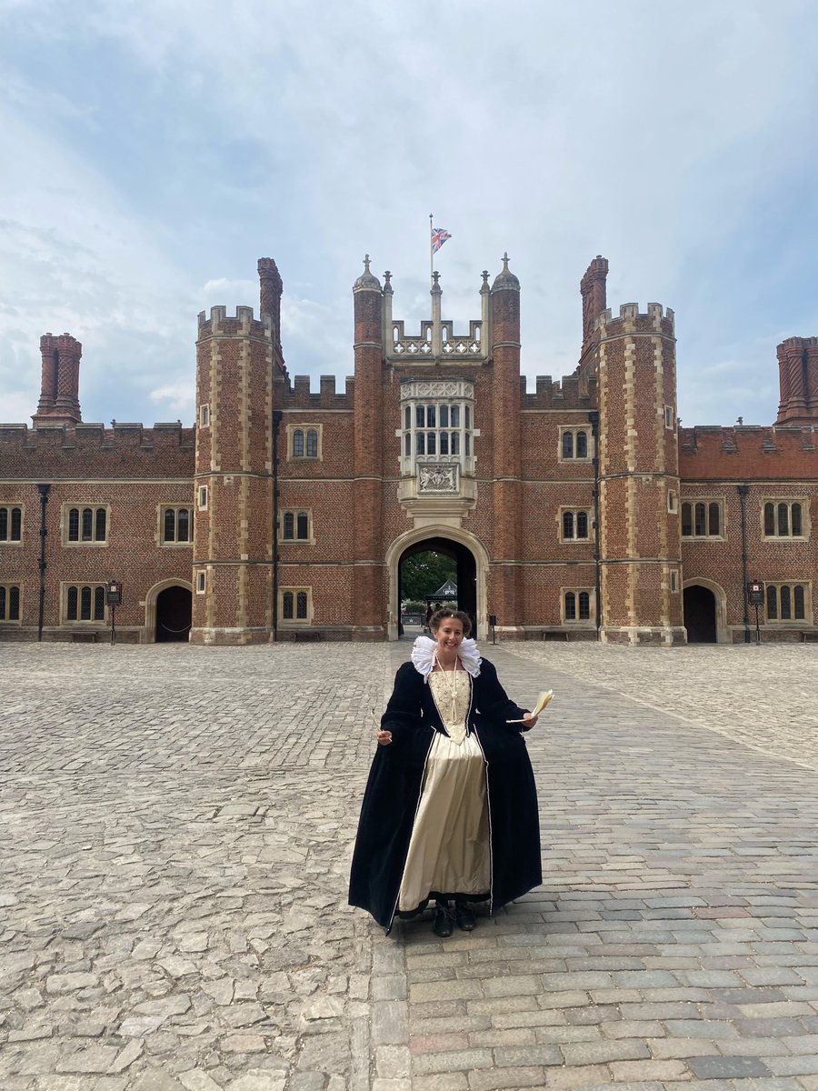 Look at our @elenivaron @hamptoncourtcastle playing Emilia Bassano Lanier, one of the first female writers to be published in England. 

She's closes on Friday so BREAK LEGS ELENI 🍀🏰

 #perioddrama #hamptoncourtpalace #hamptoncourtcastle #historybuff #livinghistory