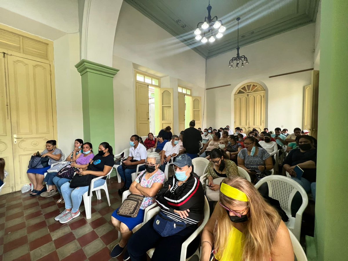 HenryFloresST's tweet photo. Mientras realizamos la jornada de limpieza en el Mercado Central, en el Palacio Municipal estamos capacitando a los vendedores en el tema de manipulación de alimentos junto al Ministerio de @SaludSV.

Queremos que ofrezcan los mejores productos al mejor precio.🙌🏻 https://t.co/bZah20B0qz