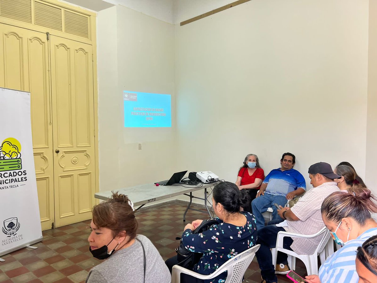 HenryFloresST's tweet photo. Mientras realizamos la jornada de limpieza en el Mercado Central, en el Palacio Municipal estamos capacitando a los vendedores en el tema de manipulación de alimentos junto al Ministerio de @SaludSV.

Queremos que ofrezcan los mejores productos al mejor precio.🙌🏻 https://t.co/bZah20B0qz