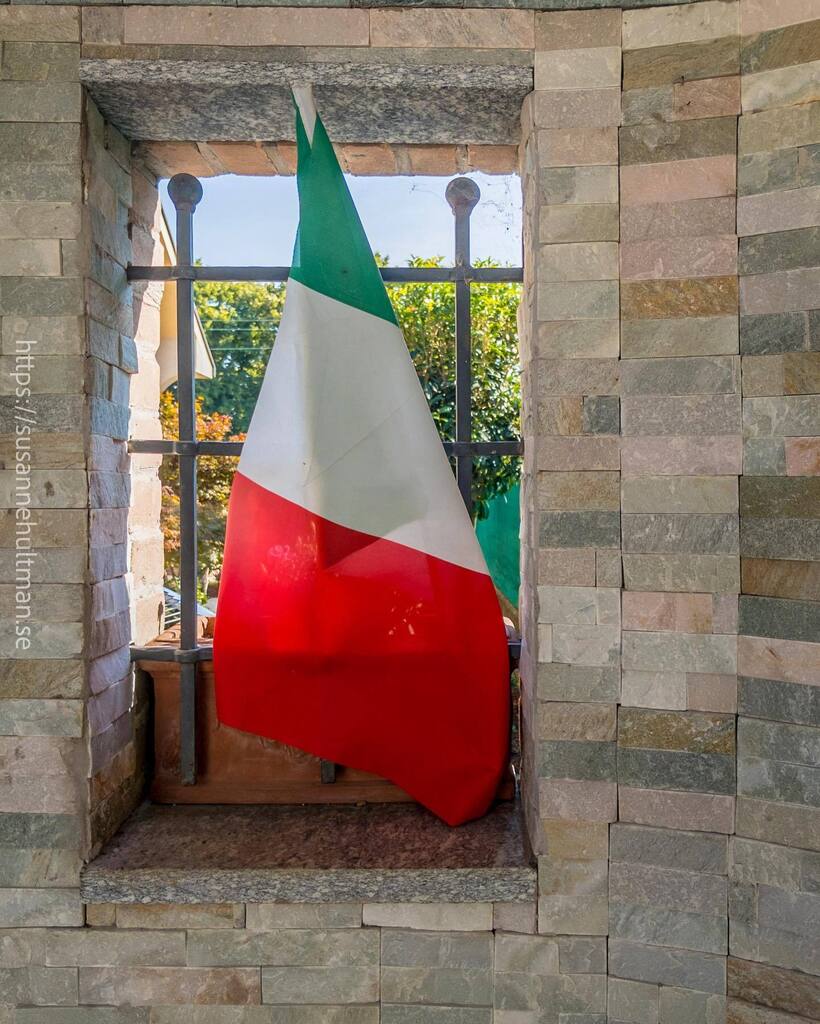 ompio's tweet photo. Tillbaka igen. Varmt.
#italia
#bandiera
#flagga
#italien https://t.co/8bOAIGvEUb https://t.co/JWx4Akqi7W