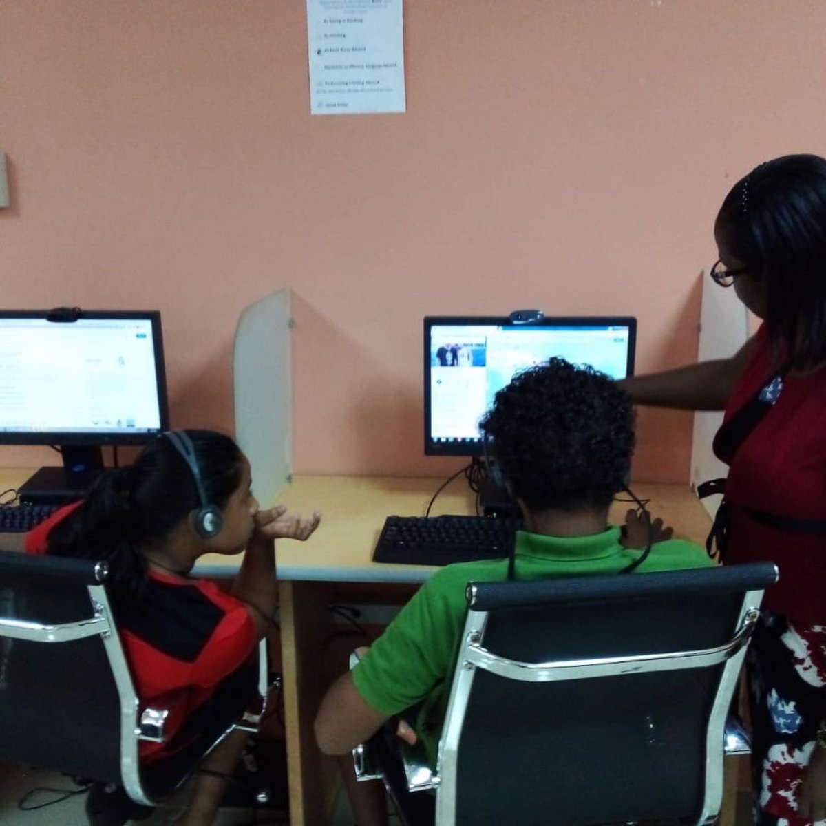MDT_TT's tweet photo. #AccessTT
Here are a few snaps 📸 of youths from Chaguanas & environs enjoying internet access & access to computer devices in the ICT cyber café at the Todd's Road Access Centre.🖥
📍: #86 Main Road, Todd’s Road, Longdenville, Chaguanas.
Open Mon-Sat:10am-6pm
#digitalsociety https://t.co/qnShEVxc7f
