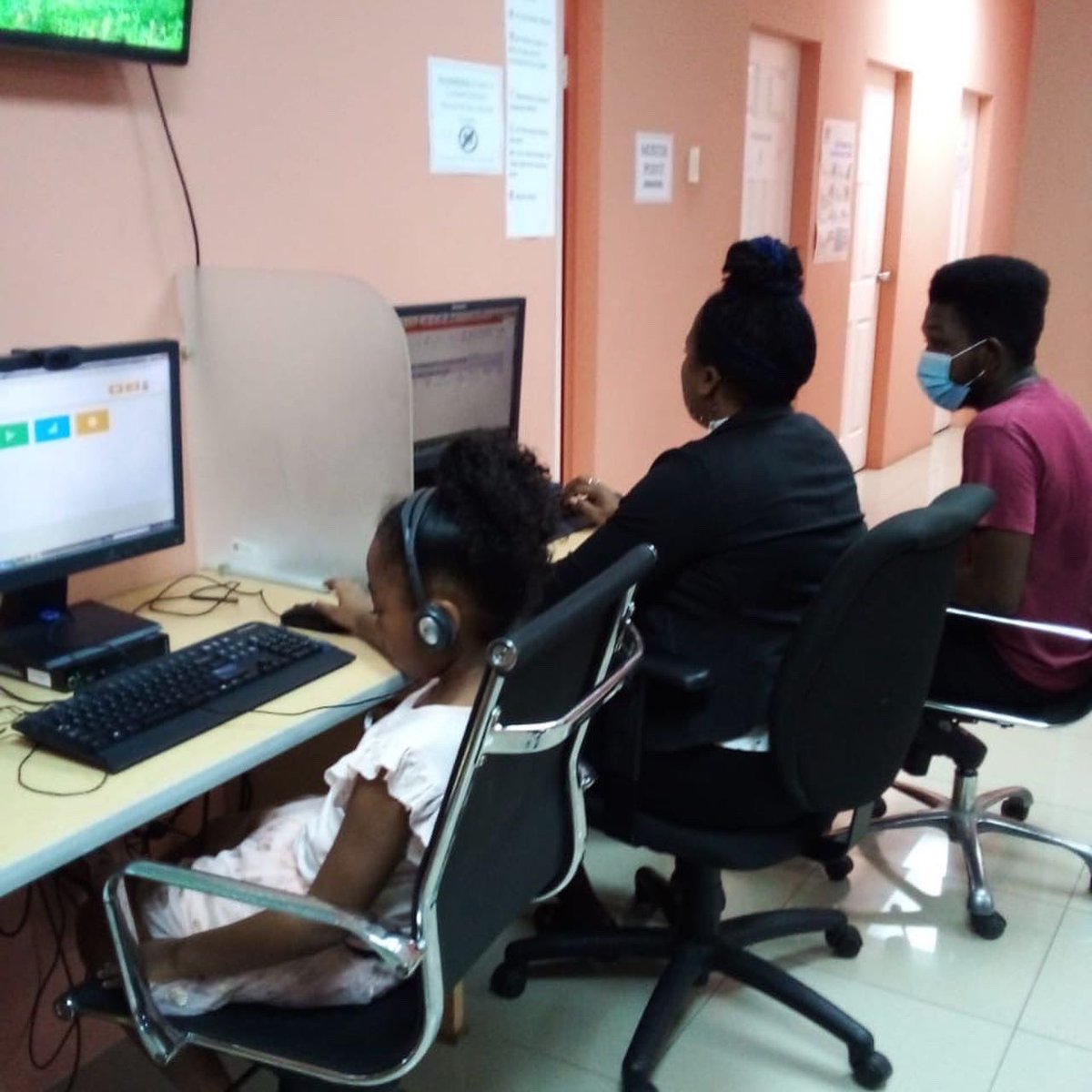 MDT_TT's tweet photo. #AccessTT
Here are a few snaps 📸 of youths from Chaguanas & environs enjoying internet access & access to computer devices in the ICT cyber café at the Todd's Road Access Centre.🖥
📍: #86 Main Road, Todd’s Road, Longdenville, Chaguanas.
Open Mon-Sat:10am-6pm
#digitalsociety https://t.co/qnShEVxc7f