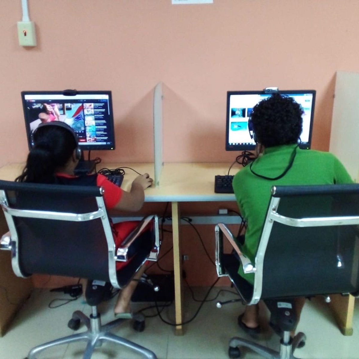 MDT_TT's tweet photo. #AccessTT
Here are a few snaps 📸 of youths from Chaguanas & environs enjoying internet access & access to computer devices in the ICT cyber café at the Todd's Road Access Centre.🖥
📍: #86 Main Road, Todd’s Road, Longdenville, Chaguanas.
Open Mon-Sat:10am-6pm
#digitalsociety https://t.co/qnShEVxc7f