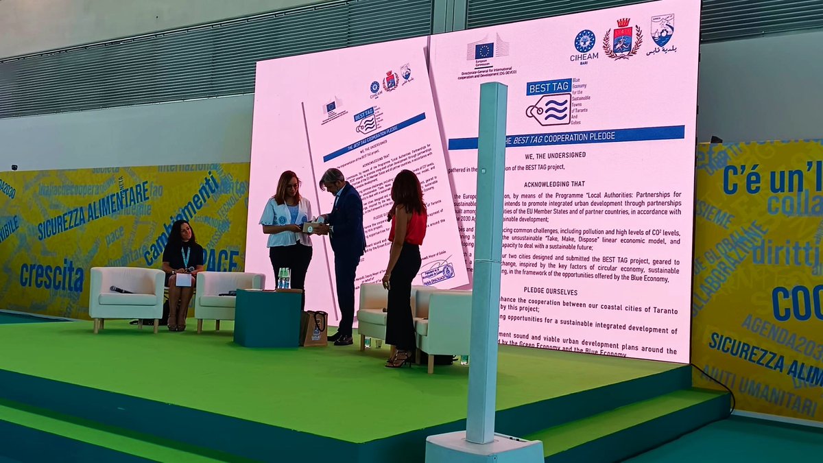 CIHEAMBari's tweet photo. #1italiachecoopera @MeetingRimini
Connessione tra aree urbane e le loro periferie rurali: firmato accordo per progetto #BESTTAG tra @comuneditaranto e cittร di #Gabes ๐น๐ณ
Uno scambio win-win in grado di stimolare crescita socio-economica e #sicurezzaalimentare nel #Mediterraneo https://t.co/CtCl2s8Dbb