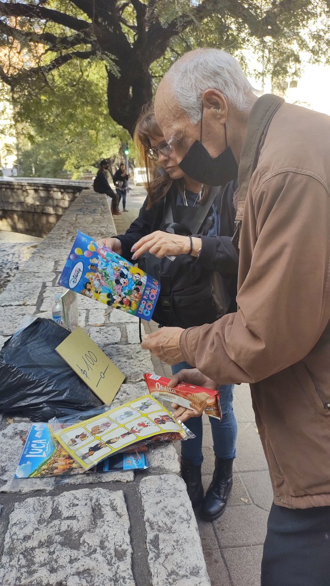 #Cordoba Este señor es Mingo, tiene 74 años y trabaja vendiendo libritos para pintar y golosinas en un semáforo. A pesar de haber trabajado casi toda su vida, cobra la mínima pero por préstamos para vivir y para remedios sólo le quedan $13mil. Móvil <a href="/Cadena3Com/">Cadena 3 Argentina</a>