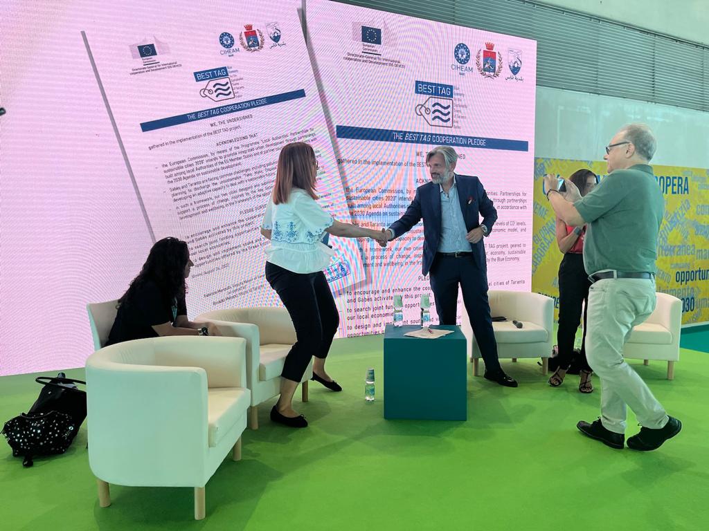 CIHEAMBari's tweet photo. #1italiachecoopera @MeetingRimini
Connessione tra aree urbane e le loro periferie rurali: firmato accordo per progetto #BESTTAG tra @comuneditaranto e cittร di #Gabes ๐น๐ณ
Uno scambio win-win in grado di stimolare crescita socio-economica e #sicurezzaalimentare nel #Mediterraneo https://t.co/CtCl2s8Dbb