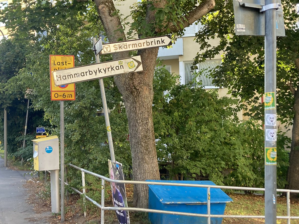 Dammarn121's tweet photo. Skärmarbrink, tidigare Hammarby, beläget i stadsdelarna Hammarbyhöjden och Johanneshov. 500 meter bort låg Johanneshovs IP, som senare blev Söderstadion och som i sin tur ersattes av Nya Söderstadion. Här kommer de hemlösa parasiterna aldrig vara välkomna av oss lokalbor. #Bajen https://t.co/NyUJrFZaag
