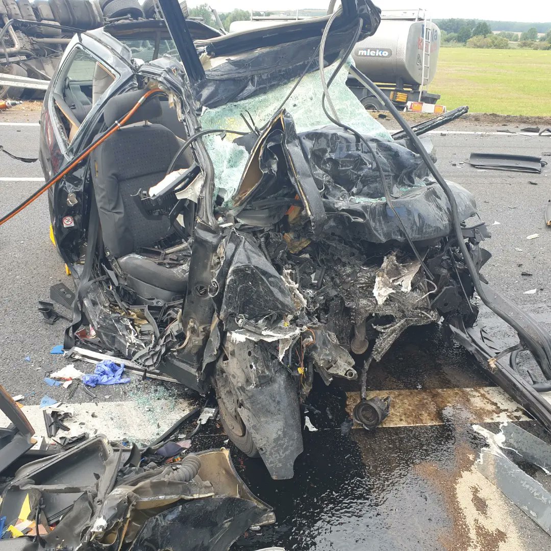 SSwiebodzin's tweet photo. Tragiczny wypadek
O godz. 16:07 świebodzińskie służby otrzymały zgłoszenie o wypadku samochodu osobowego z ciężarowym na 50,4 km drogi nr 92. Do działań zadysponowano 5 zastępów. W wyniku zdarzenia trzy osoby podróżujące osobówką poniosły śmierć na miejscu w tym dwójka nieletnich https://t.co/ry4MCRESNu