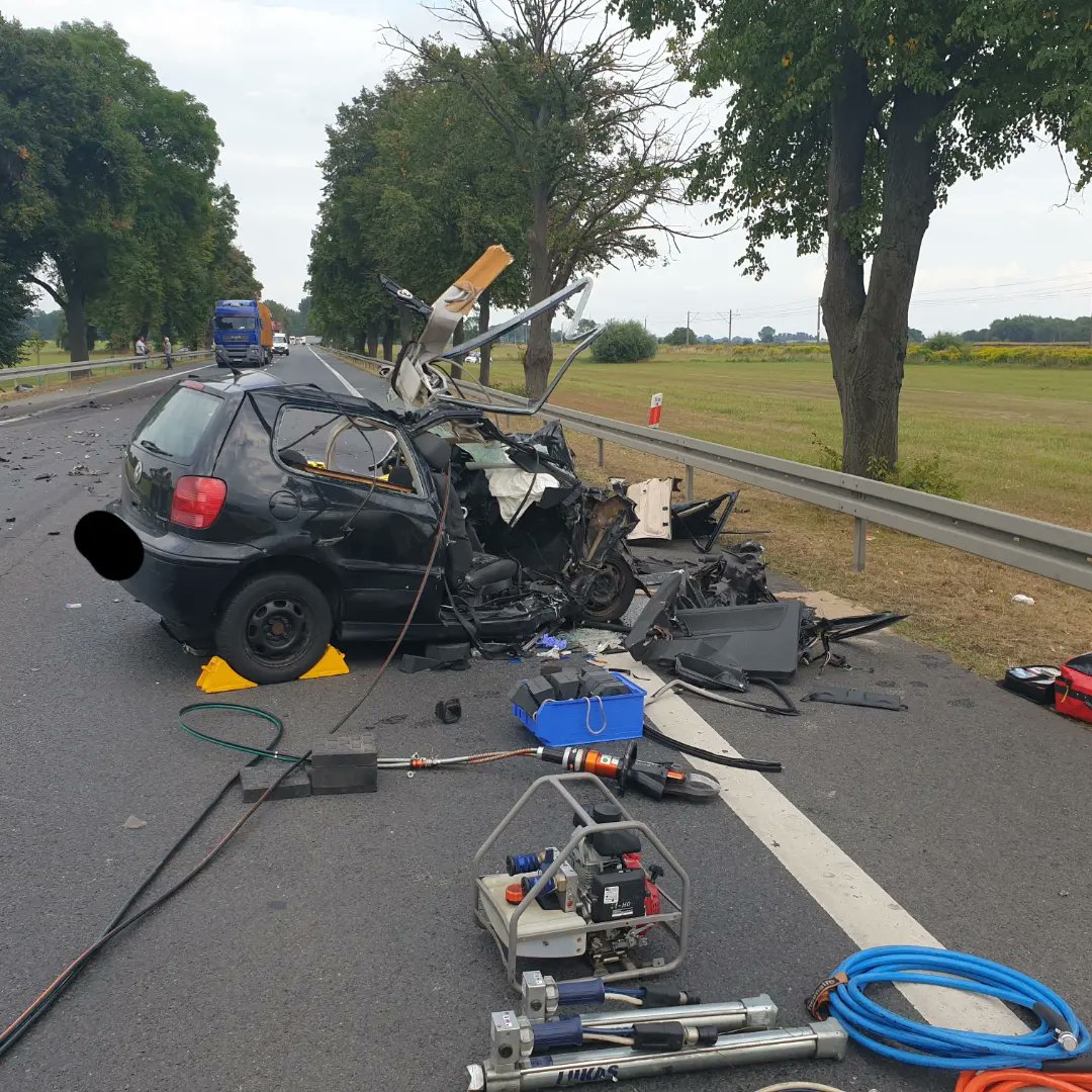SSwiebodzin's tweet photo. Tragiczny wypadek
O godz. 16:07 świebodzińskie służby otrzymały zgłoszenie o wypadku samochodu osobowego z ciężarowym na 50,4 km drogi nr 92. Do działań zadysponowano 5 zastępów. W wyniku zdarzenia trzy osoby podróżujące osobówką poniosły śmierć na miejscu w tym dwójka nieletnich https://t.co/ry4MCRESNu