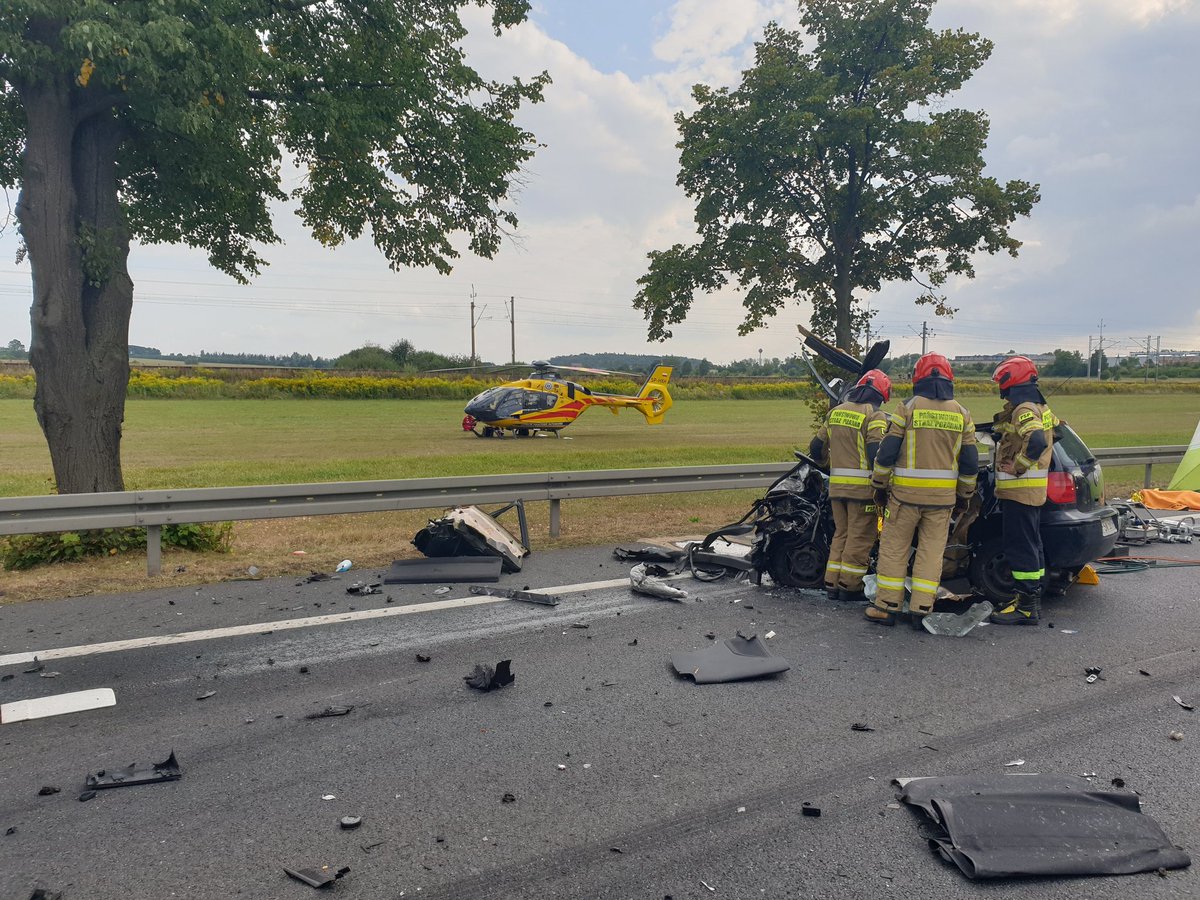 SSwiebodzin's tweet photo. Tragiczny wypadek
O godz. 16:07 świebodzińskie służby otrzymały zgłoszenie o wypadku samochodu osobowego z ciężarowym na 50,4 km drogi nr 92. Do działań zadysponowano 5 zastępów. W wyniku zdarzenia trzy osoby podróżujące osobówką poniosły śmierć na miejscu w tym dwójka nieletnich https://t.co/ry4MCRESNu