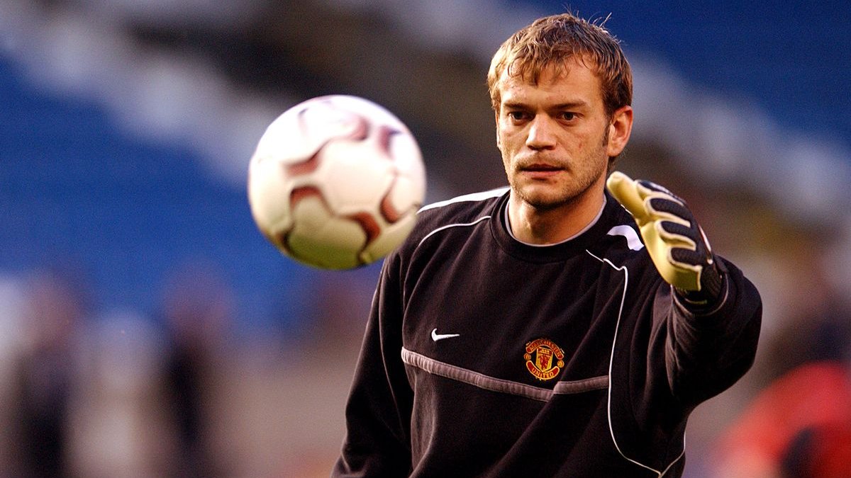 Happy Birthday today to former Goalkeeper Roy Carroll   