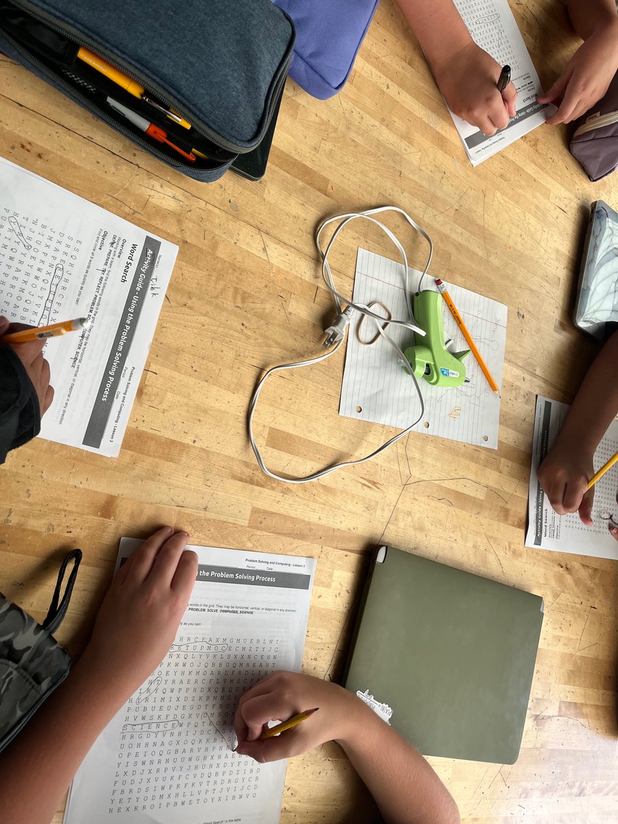 CSMSNewton's tweet photo. Internet down?!? That still doesn’t stop these CS 6th graders from studying for their first Unit Vocabulary Quiz! #unplugged #code.org https://t.co/y6pLg2hf2F