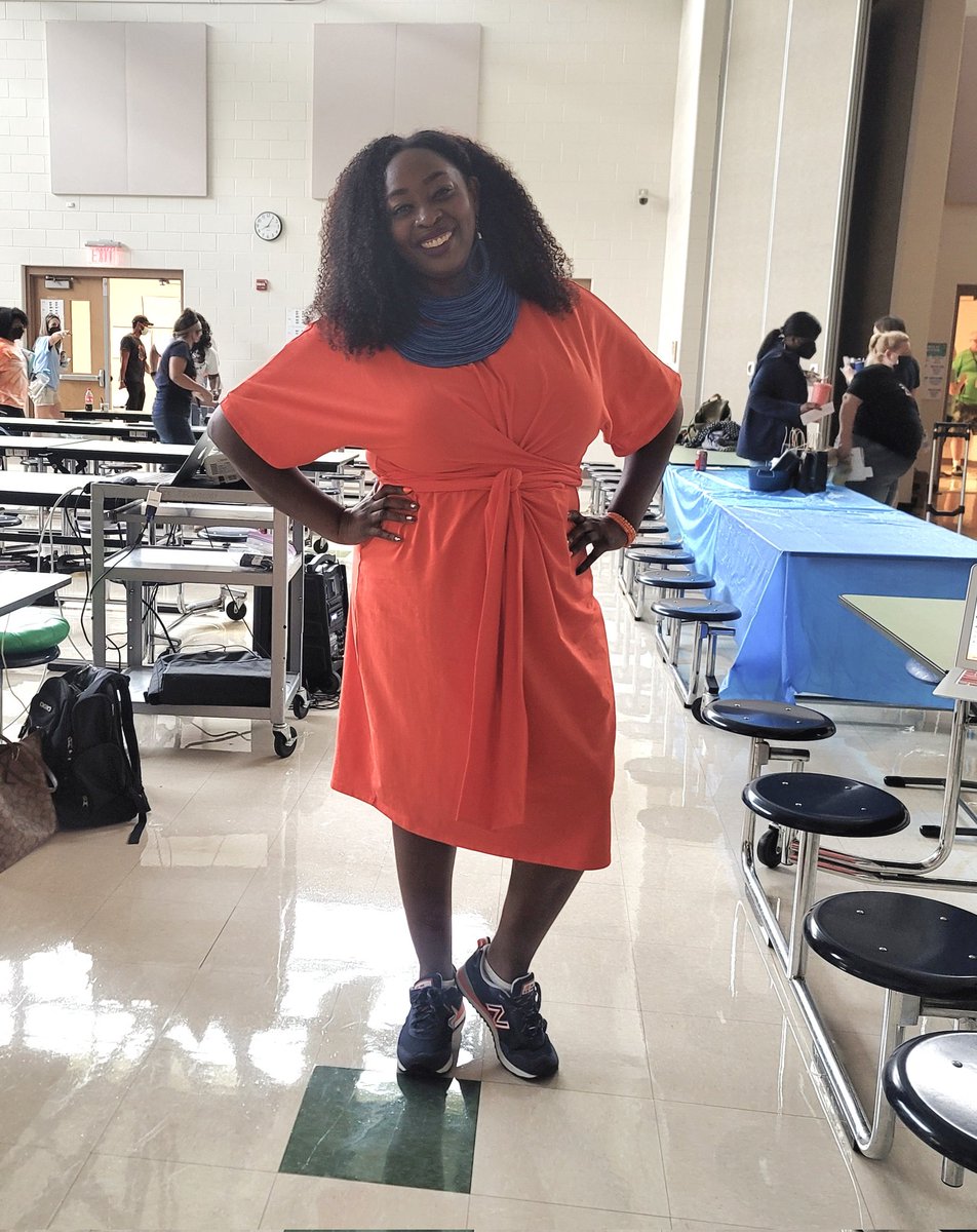 NESAPKJones's tweet photo. Allow me to reintroduce myself, at @NorthsideES I Am #APK😁🍎 Getting into the swing! #UseYourKey #HeartWork @chccs https://t.co/AihWoWZFRw
