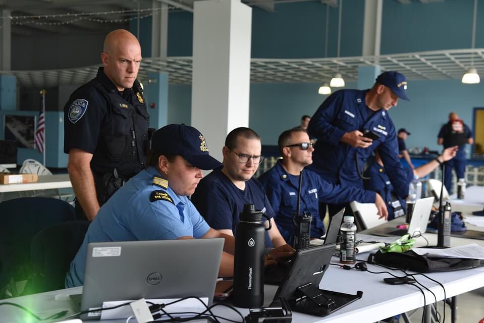 USCGGreatLakes's tweet image. ICYMI - #USCG Personnel and assets formed part of the multi-agency Unified Command Post established for the Port Huron #FloatDown that took place on the #StClairRiver in #Michigan this past weekend.

Instagram: instagram.com/uscggreatlakes/
Facebook: facebook.com/uscggreatlakes