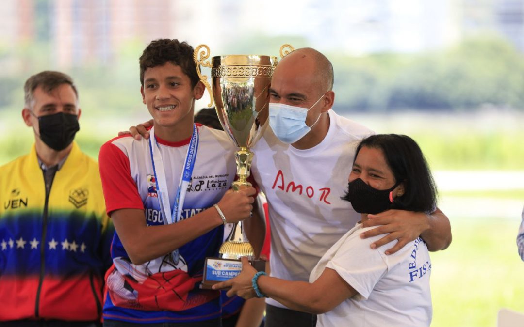 Ganadores de los Juegos Deportivos Estudiantiles Miranda 2022 recibieron reconocimientos #Miranda #MirandoAlFuturo #24Ago bit.ly/3TfJADC