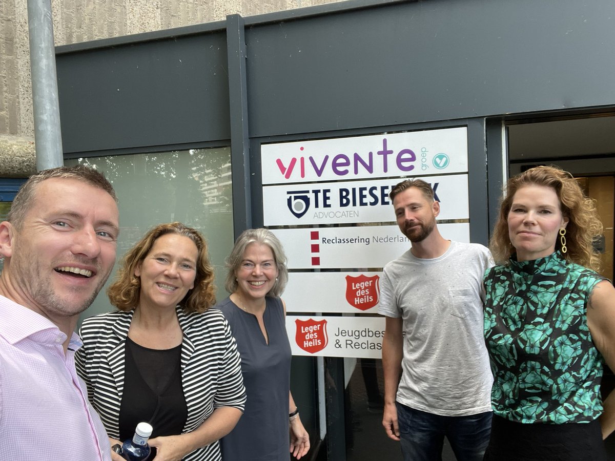 Reclassering Nederland opereert landelijk. We hebben het land ‘opgeknipt’ in vijf regio’s. De regiodirecteuren treffen elkaar geregeld in diverse overleggen. Vandaag ontving ik mijn dierbare collega’s voor ons eigen overleg in ‘mijn’ regio. In Zwolle.