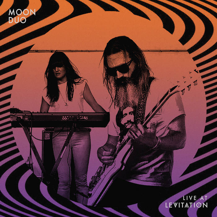 El festival @Levitation anunció discos en vivo de Moon Duo y Psychic Ills, capturando sus presentaciones en el Austin Psych Fest de 2012 y 2014: bit.ly/3TdGa4d