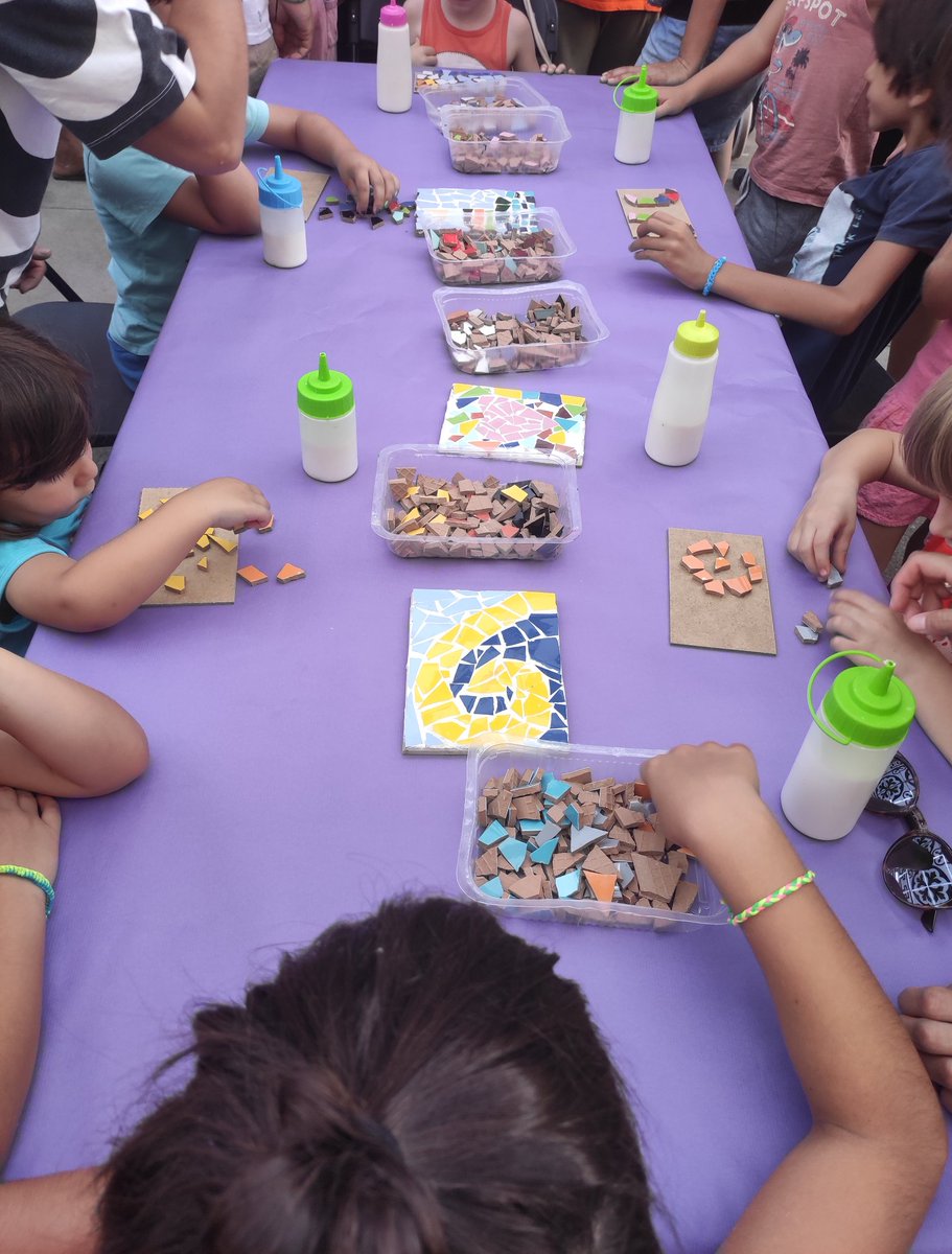 Taller de mosaic ara mateix a <a href="/ComissioPapin/">Comissió Carrer Papin</a> 😍