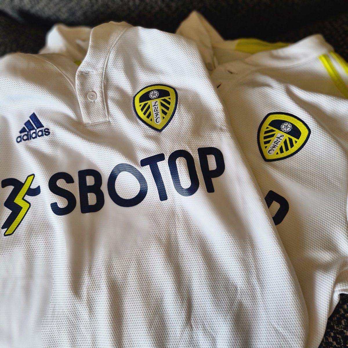 LukeSingh85's tweet photo. Match ready!
Many thanks to @RITGK, let's hope for another #LUFC classic under the lights https://t.co/TFXVagiaGw