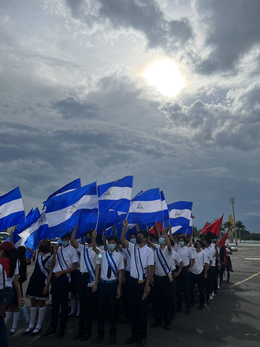 nic_melcocha's tweet photo. ⚜️Qué linda es la fotografía, que bello es tener atrapado un momento, ver recuerdos y sonreír con ellos. Acá algunas fotos de la gran caminata de las chavalas y los chavalos de nuestra #JuventudFuerzaDeVictorias 

#PatriaBenditayLibre 💙🙌🏻 https://t.co/Q7Ck5otyuF