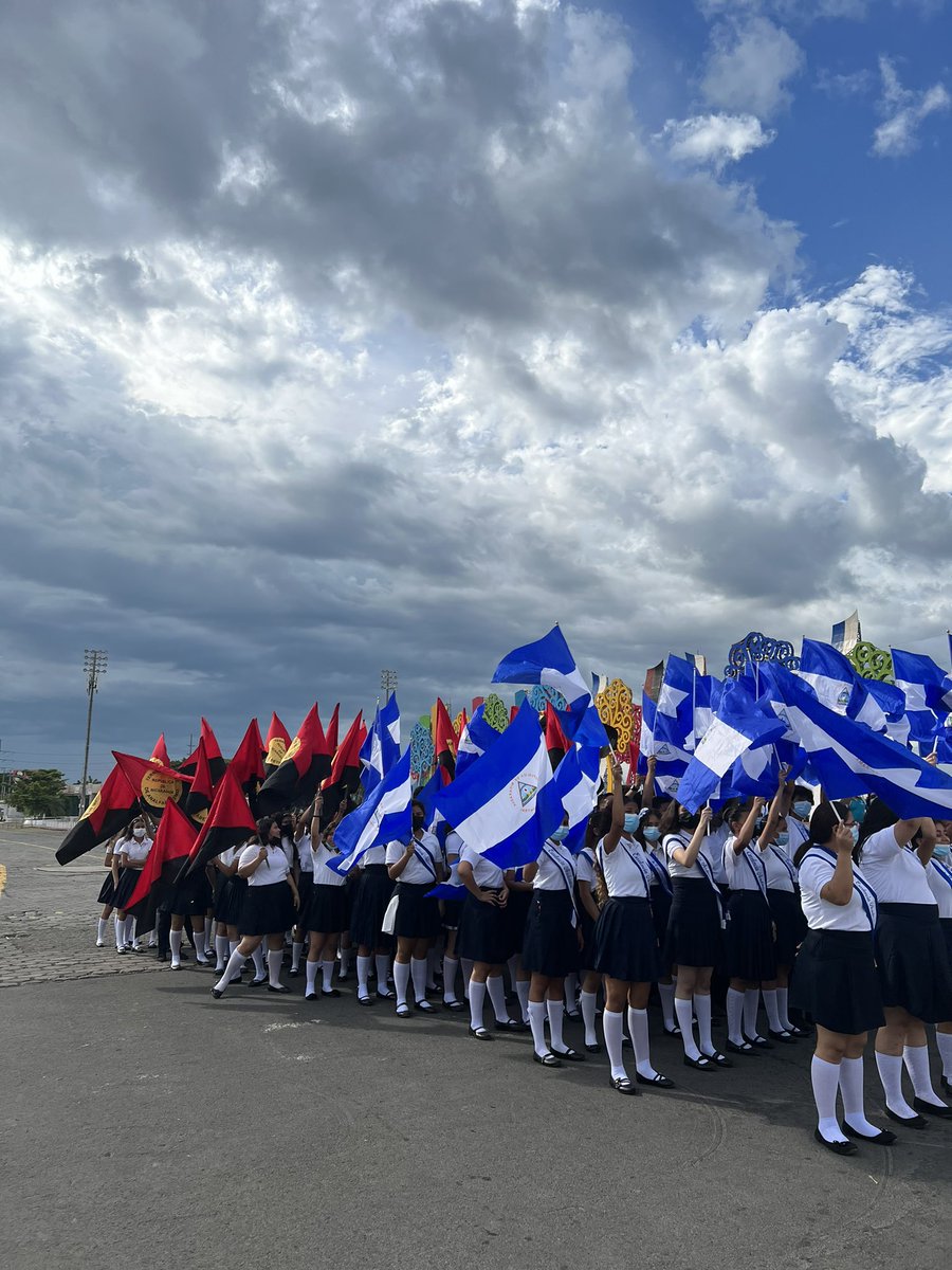 nic_melcocha's tweet photo. ⚜️Qué linda es la fotografía, que bello es tener atrapado un momento, ver recuerdos y sonreír con ellos. Acá algunas fotos de la gran caminata de las chavalas y los chavalos de nuestra #JuventudFuerzaDeVictorias 

#PatriaBenditayLibre 💙🙌🏻 https://t.co/Q7Ck5otyuF