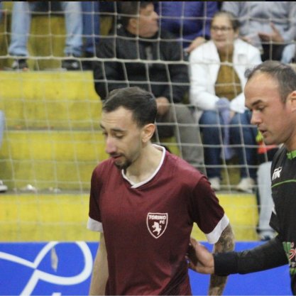 Jogador que chamou a esposa e o filho pra ve-lo jogando ! 

Hoje é solteiro e paga pensão 👍🏻