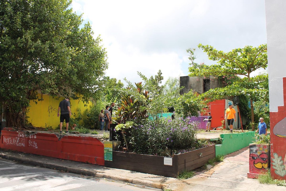 💡#TallerImaginario Nos unimos a les vecinxs del Huerto Feliz- sacamos las cintas métricas, lápices, papel y mucha conversación. Caminamos los espacios, escuchamos anécdotas y usos del lugar. Organizarnos y maniobrar desde lo que tenemos en común en nuestra manera de permanecer.