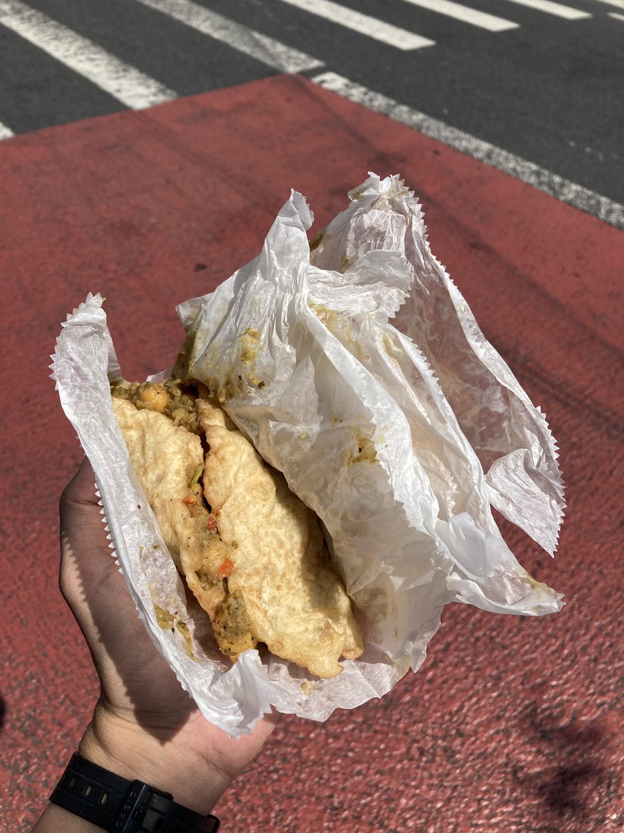 skuhwid's tweet photo. she’s acting single (i’m eating doubles) https://t.co/fm9w8B6F9g