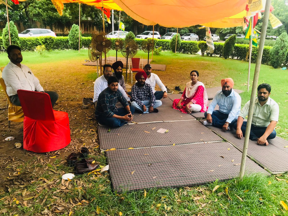 PdsaAgri's tweet photo. ਪਿਛਲੇ 31 ਦਿਨਾਂ ਤੋਂ ਲਗਾਤਾਰ ਜਾਰੀ ਰੋਸ ਧਰਨਾ ਪ੍ਰਦਰਸ਼ਨ..
 #canceloverruledtransfers
@BhagwantMann @CMOPb @KuldeepSinghAAP @Sandhwan @raghav_chadha @ArvindKejriwal https://t.co/qr5RKIIj6y