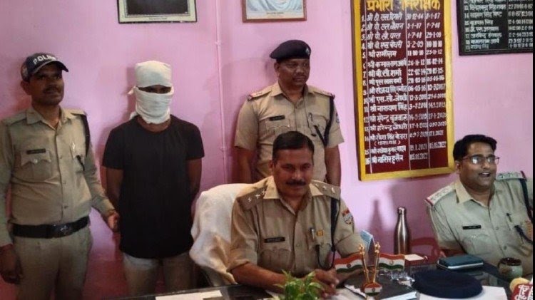 AskAnshul's tweet photo. Amit applied for Agnipath Scheme in Uttarakhand to join Indian Armed Forces.

Authorities expressed shock after the documents verification &amp; arrested him as they came to know real identity of aspirant is not Amit but Tahir.

Tahir from Bulandshahr made documents in name of Amit. https://t.co/sMNaL4ffOP