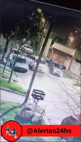 alertas24hs's tweet photo. En Haedo roban de a dos autos a la vez
Locura total

Video completo aca
https://t.co/zGn13whaKC https://t.co/ckEUEx5KZR