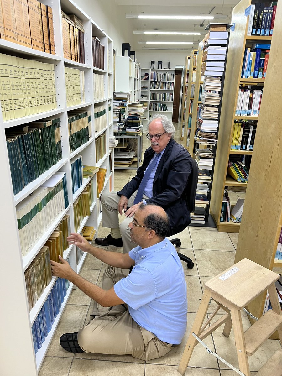 BorisDeLeon's tweet photo. El profesor @Orodriguez1965 junto al maestro @arbrewercarias organizando colección de Revista de Derecho Público fundada en 1980 @adda_do @mfermincabral @EdJorgePrats @Jmgj65 @RobMedinaReyes @ignandez @fabiolamedinag @jesusfrancos @cristobalrodg @gilbertmarcelo9 @Rosinadelacruz https://t.co/okSdKE8nsF