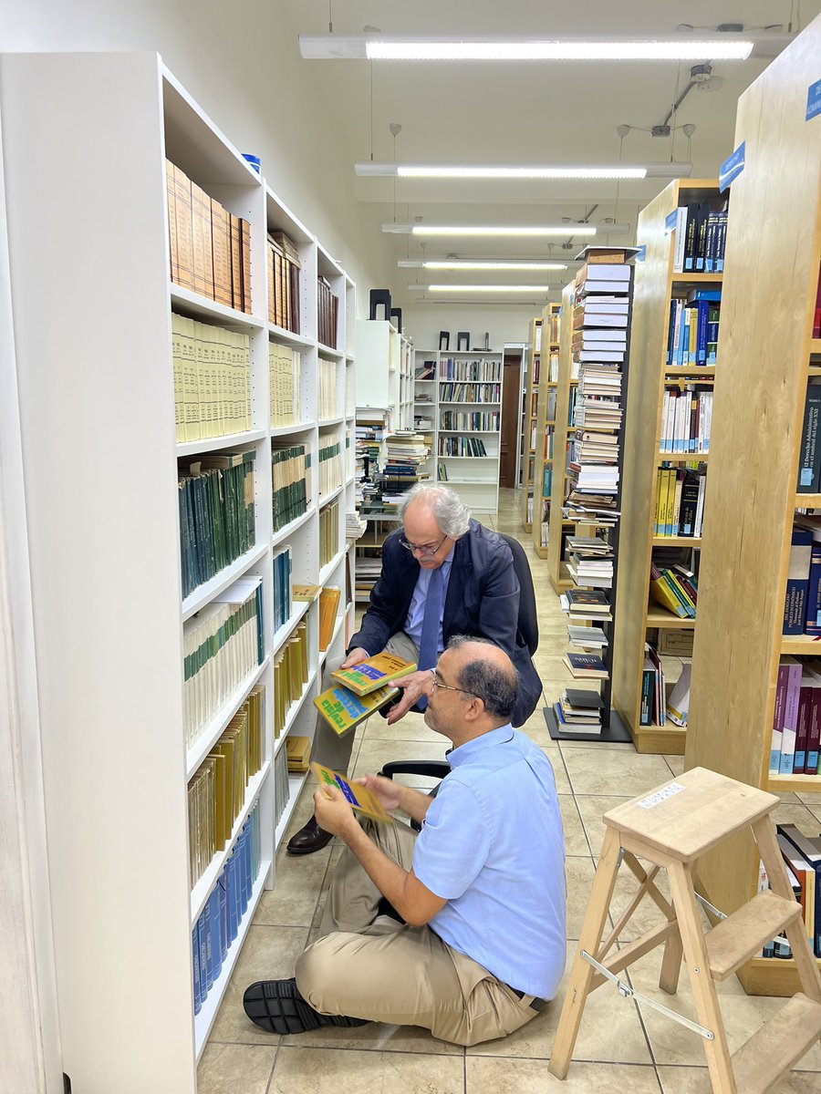 BorisDeLeon's tweet photo. El profesor @Orodriguez1965 junto al maestro @arbrewercarias organizando colección de Revista de Derecho Público fundada en 1980 @adda_do @mfermincabral @EdJorgePrats @Jmgj65 @RobMedinaReyes @ignandez @fabiolamedinag @jesusfrancos @cristobalrodg @gilbertmarcelo9 @Rosinadelacruz https://t.co/okSdKE8nsF