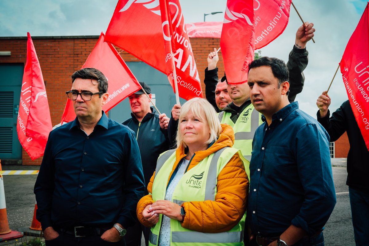 ScottishLabour's tweet photo. Litter is piling up on the streets of Scotland because the SNP have spent the last 15 years cutting council budgets to the bone.

We stand in solidarity with those striking for fair pay. It's time the SNP-Greens step up and support councils, so they can support essential workers. https://t.co/lQOxNBaWKx