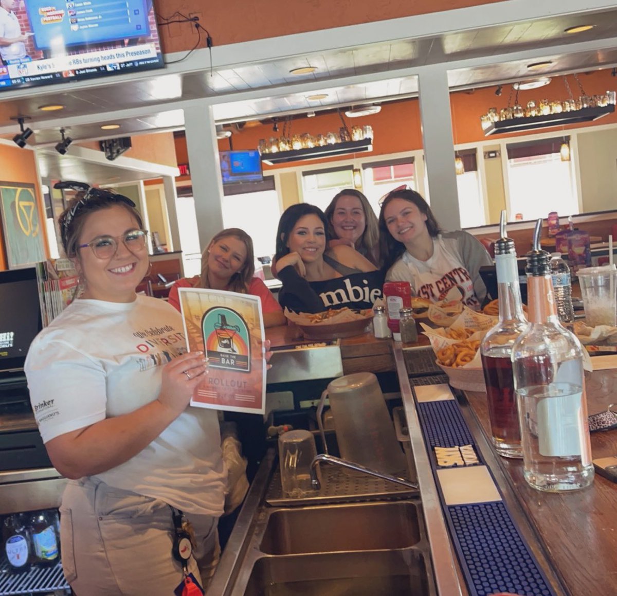 JessicaLGreen12's tweet photo. Raising the Bar meeting @Chilis Ada this morning 😄 everyone was so ENGAGED and ready to start #GrowingSales! ATL goes out to Brittani for engaging TMs and Guests around #RaiseTheBar! @amanda3mckinney @Ash_Herrera21 @NickellKat https://t.co/9ORzwb5td8