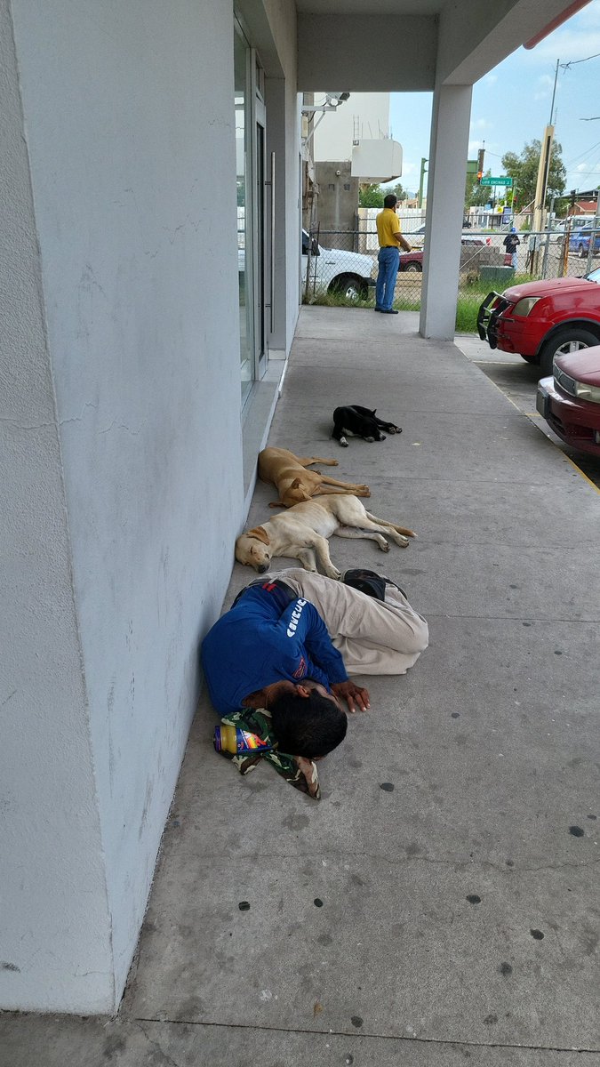 Nuestro México del bienestar. Esperando la beca del gobierno.