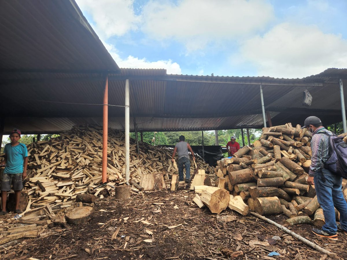 inabguatemala's tweet photo. Realizamos fiscalización de empresa forestal, ubicada en municipio de San Felipe, Retalhuleu. En donde se cuantificó los productos existentes sean de procedencia lícita, así mismo se verificaron los documentos legales que avalan el comercio del producto forestal.
#RegionIX https://t.co/tGImJz69yf
