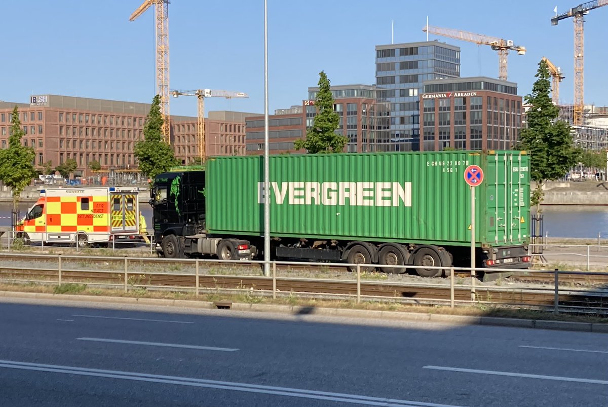 Der KN-Reporter (@kn_reporter) on Twitter photo In der Kaistraße in Kiel kann es beim Bahnhof gleich zu Behinderungen kommen. Ein Lastwagen mit Evergreen-Container muss wieder aus dem Gleisbett der Hafenbahn geborgen werden. Foto: <a href="/KielDolphin/">Frank Behling🇪🇺</a> In der Kaistraße in Kiel kann es beim Bahnhof gleich zu Behinderungen kommen. Ein Lastwagen mit Evergreen-Container muss wieder aus dem Gleisbett der Hafenbahn geborgen werden. Foto: <a href="/KielDolphin/">Frank Behling🇪🇺</a>