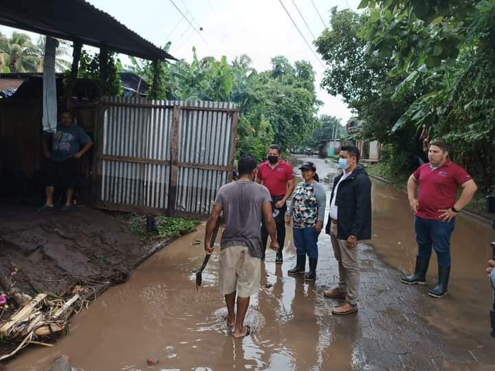 MaryuriRG's tweet photo. #Nicaragua| La alcaldesa de DiriomoCra. Sandra Vázquez ✌️❤️🖤 realiza recorrido en sectores urbanos y rurales, para valorar los daños causados por las lluvias de anoche 🚧🌧️

#PatriaBenditayLibre https://t.co/QDO7bQOQb0