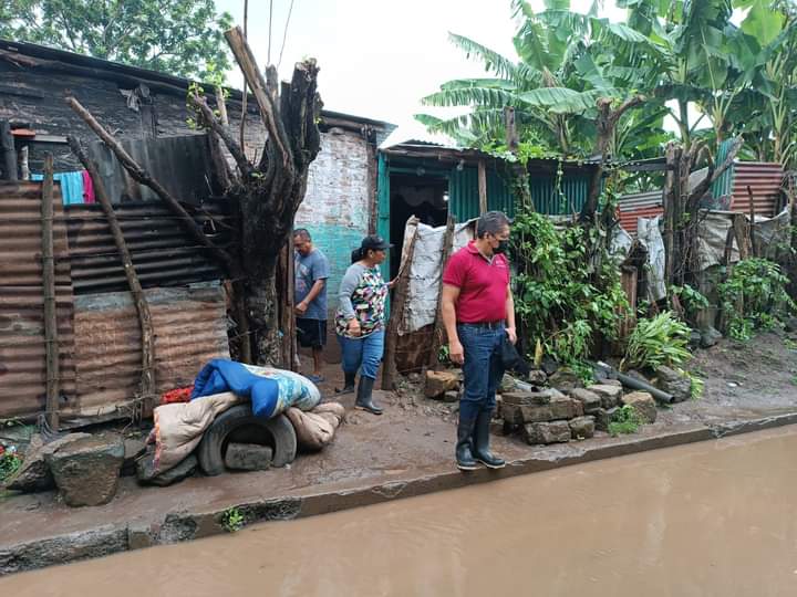 MaryuriRG's tweet photo. #Nicaragua| La alcaldesa de DiriomoCra. Sandra Vázquez ✌️❤️🖤 realiza recorrido en sectores urbanos y rurales, para valorar los daños causados por las lluvias de anoche 🚧🌧️

#PatriaBenditayLibre https://t.co/QDO7bQOQb0