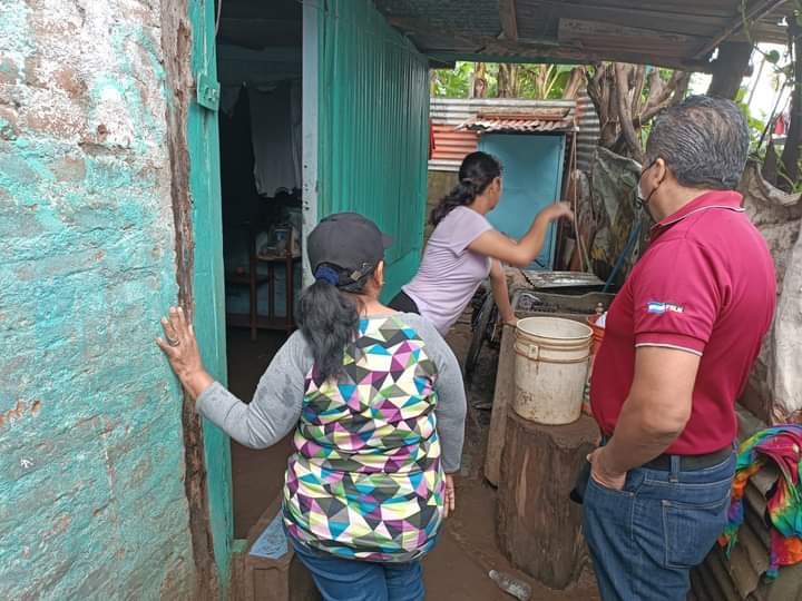 MaryuriRG's tweet photo. #Nicaragua| La alcaldesa de DiriomoCra. Sandra Vázquez ✌️❤️🖤 realiza recorrido en sectores urbanos y rurales, para valorar los daños causados por las lluvias de anoche 🚧🌧️

#PatriaBenditayLibre https://t.co/QDO7bQOQb0