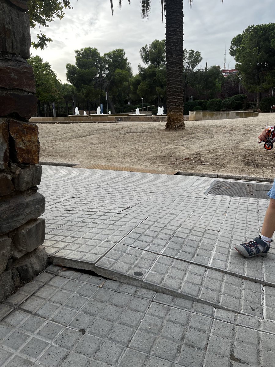 JorgeCarrillo77's tweet photo. ⁦@ajesplugues⁩ Sería conveniente reparar la acera de la entrada al Pou d’en Félix para evitar que alguien se haga daño. https://t.co/TjeAFGrPdT